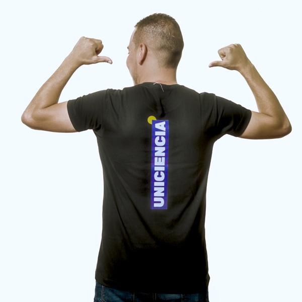 Camiseta negra/caballero blanca/dama estampado vertical