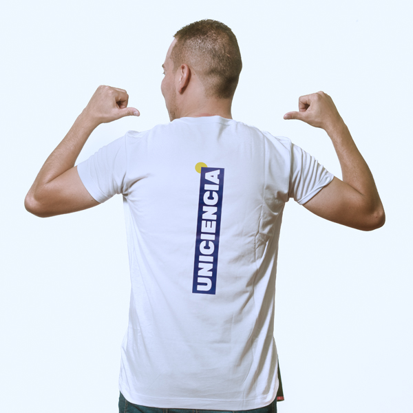 Camiseta blanca caballero estampado vertical