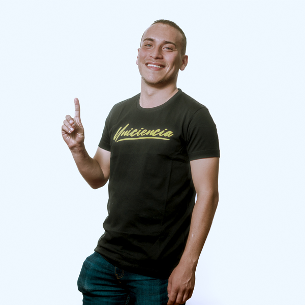 Camiseta negra caballero estampado amarillo